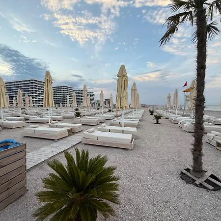 Axxis Blue Serenity - Beachfront - Free Underground Parking Apartment