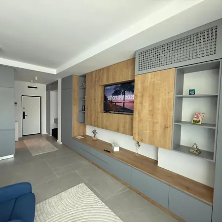 Axxis Blue Serenity - Beachfront - Free Underground Parking Apartment *