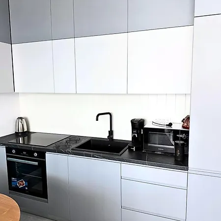 Axxis Blue Serenity - Beachfront - Free Underground Parking Apartment *