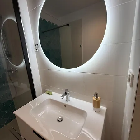 Axxis Blue Serenity - Beachfront - Free Underground Parking Mamaia