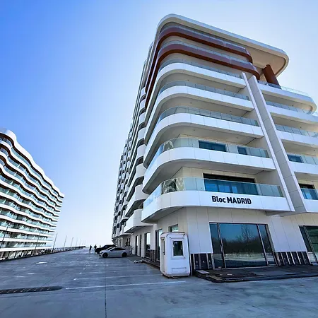 Axxis Blue Serenity - Beachfront - Free Underground Parking Apartment *